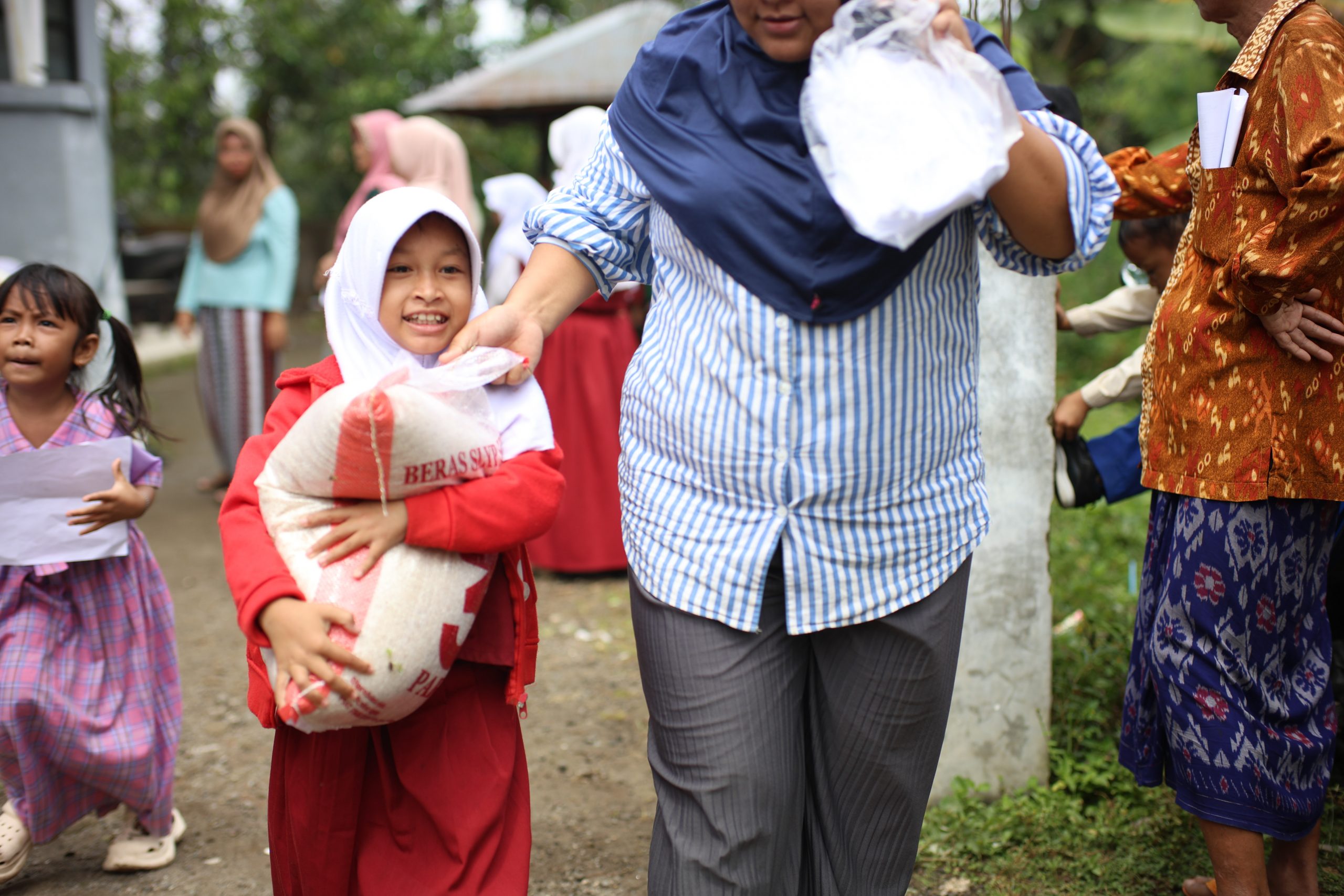 Insan Bumi Mandiri dan MAA International Salurkan 100 Food Pack untuk Anak Yatim di Lombok Barat