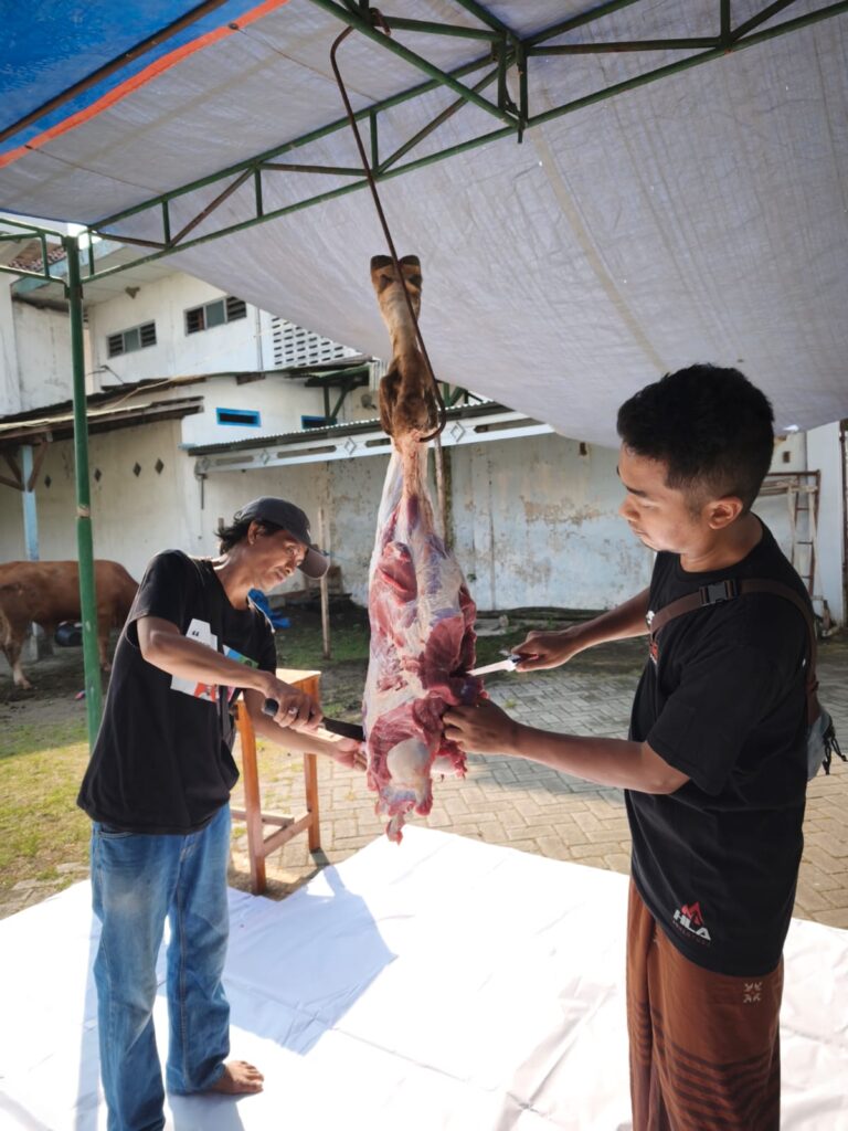 Tebar Qurban Yayasan Khoiriyah Hasyim Seblak, Salurkan Ratusan Bungkus Daging kepada Masyarakat dan Santri